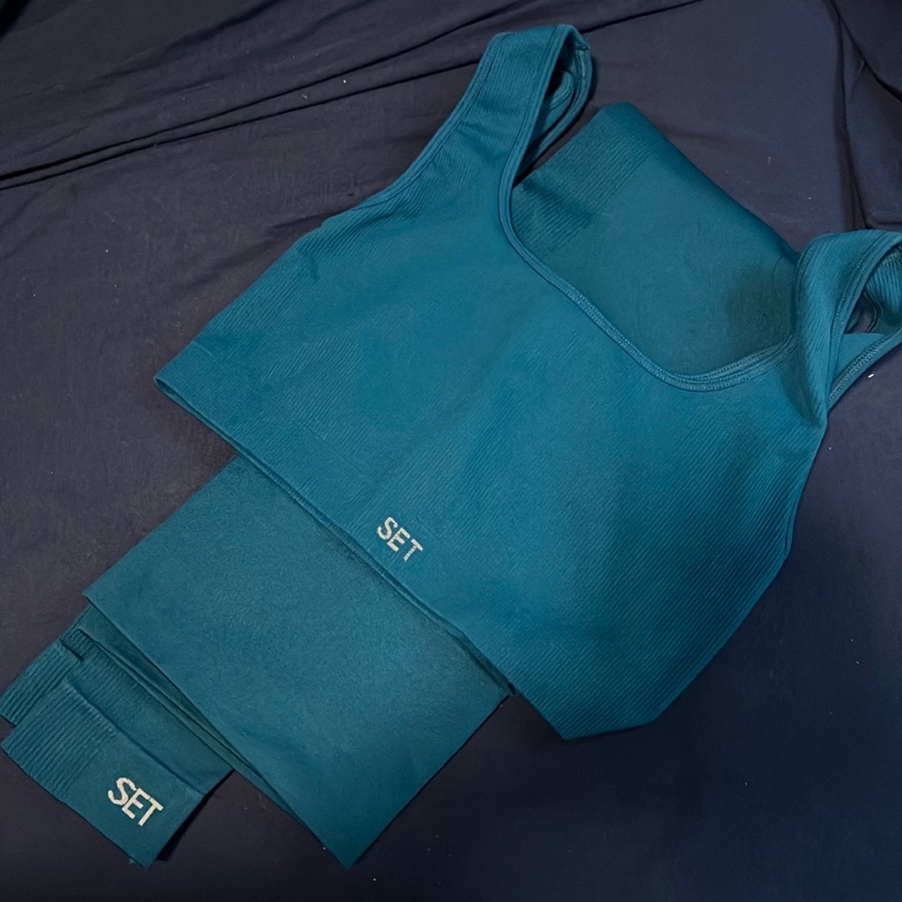 SETactive Sculptflex Cove limited edition Medium in both leggings and bra.